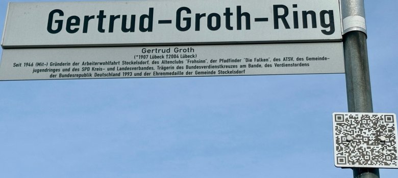 Unter den Straßenschildern hängen jetzt Kurzerläuterungen zu den fünf Frauen. Über den QR-Code kommt man auf die Webseite der Gemeinde zu den ausführlichen Informationen.