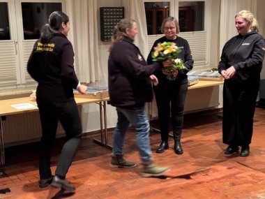 Die beiden neuen Rettungshundeausbilderinnen: Anja Patzke und Lotta Theine werden begrüßt (© BRH-Staffel SH Ost) Die beiden neuen Rettungshundeausbilderinnen: Anja Patzke und Lotta Theine werden begrüßt (© BRH-Staffel SH Ost)
