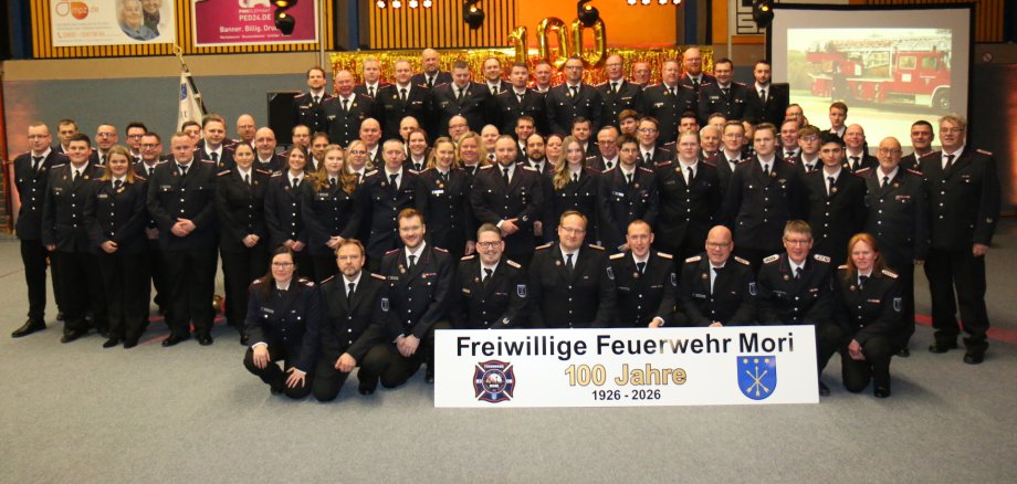 Die Freiwillige Feuerwehr Mori anlässlich ihrer 100-Jahr-Feier Die Freiwillige Feuerwehr Mori anlässlich ihrer 100-Jahr-Feier