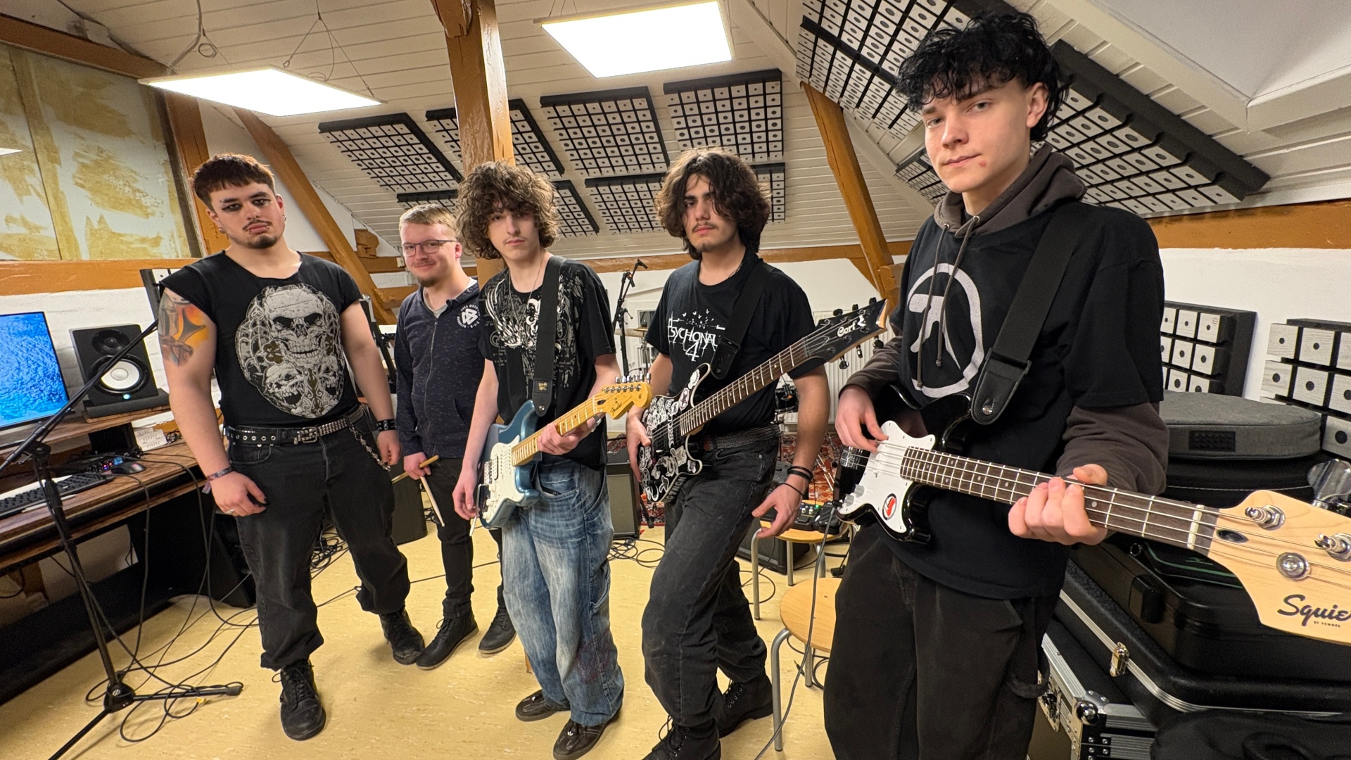 Die Black-Metal-Band „Black Gallow“: v. l. n. r.: Oscar (Sänger), Jannis (Schlagzeug), Leon (Gitarrist), Emilio (Gitarrist) und Jaro (Bassist) kreiert im Probenraum des Jugendzentrums intensive Black-Metal-Songs mit ganz eigener Handschrift (©Gemeinde Stockelsdorf)